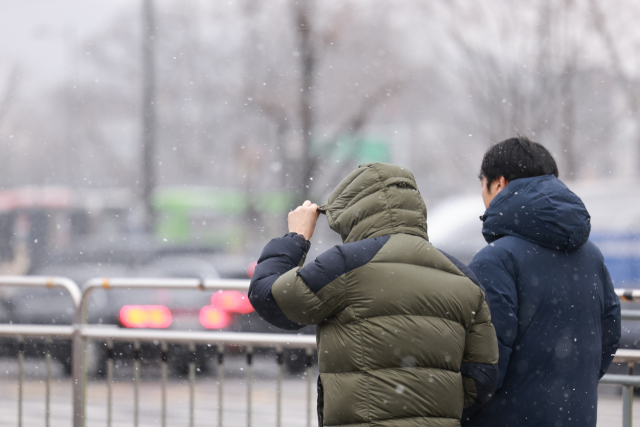 지난 16일 서울 광화문광장에 눈이 내리고 있다. 연합뉴스