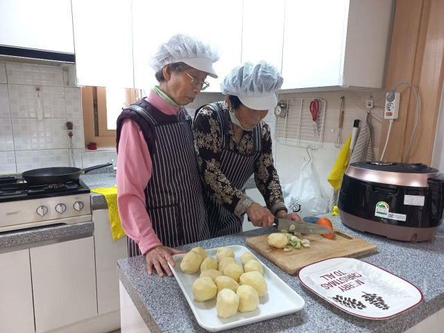 성남시 경로당 급식도우미. 사진 제공 = 성남시