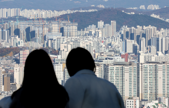 서울 중구 남산에서 바라본 서울 시내 주택과 아파트 단지의 모습. 연합뉴스