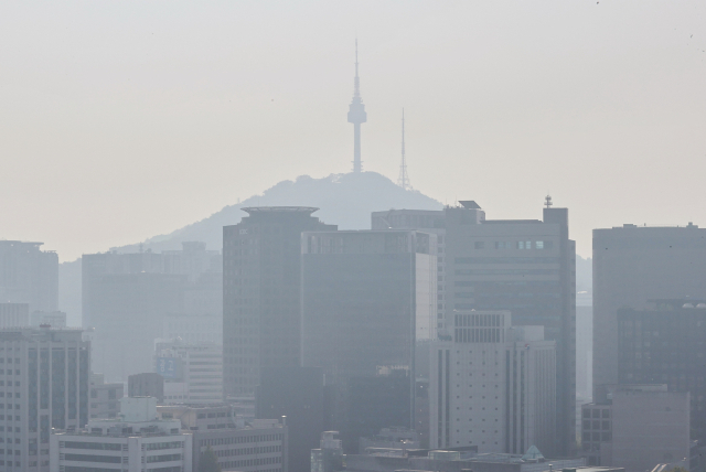 초미세먼지 농도 '나쁨'을 보인 올해 10월 8일 서울 시내에서 바라본 남산 타워가 흐릿하게 보인다. 연합뉴스