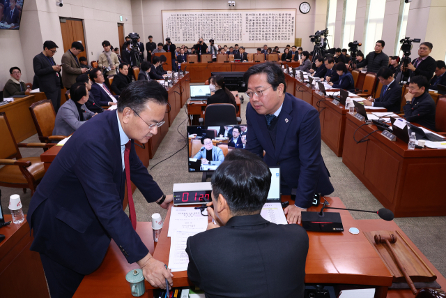 국회 법제사법위원회 유상범(왼쪽) 여당 간사와 김승원(오른쪽) 야당 간사가 17일 정청래 법사위원장과 상정된 법률안에 대해 논의하고 있다. 연합뉴스