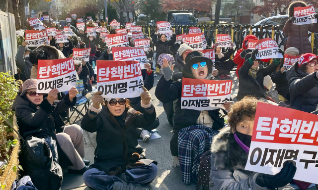 자유통일당과 대한민국바로세우기국민운동본부(대국본) 등 보수 성향의 탄핵 반대 단체 회원들이 17일 헌법재판소와 인접한 서울 종로구 운현궁 앞에서 '윤석열 대통령 탄핵 무효 국민대회'를 열고 있다. 연합뉴스