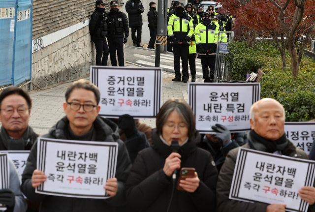 17일 오전 서울 용산구 한남동 대통령 관저 인근에서 윤석열즉각퇴진·사회대개혁 비상행동 주최로 윤석열 대통령의 체포·구속을 촉구하는 기자회견이 진행되는 가운데 경찰 인력이 경계근무를 서고 있다. 뉴스1