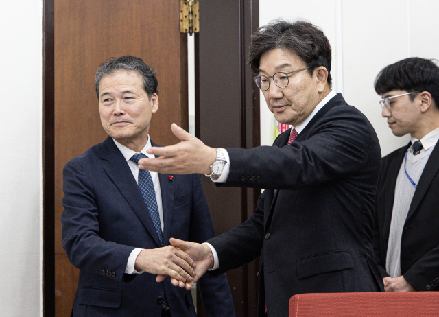 권성동 국민의힘 당대표 권한대행 겸 원내대표가 17일 오후 서울 여의도 국회에서 김영호 통일부 장관을 접견하고 있다. 뉴스1