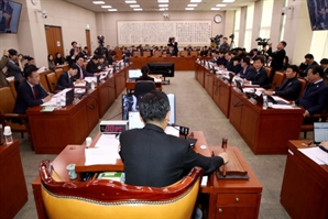 법사위, 'AI교과서' 교육자료 규정 법안 야당 단독 처리