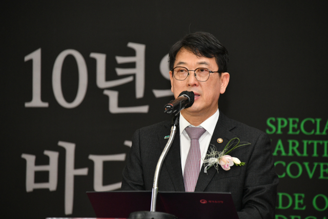 최응천 국가유산청장이 16일 전남 목포 목포해양유물전시관에서 열린 국립해양연구소 특별전 개막식에서 인사말 하고 있다. 사진 제공=국가유산청