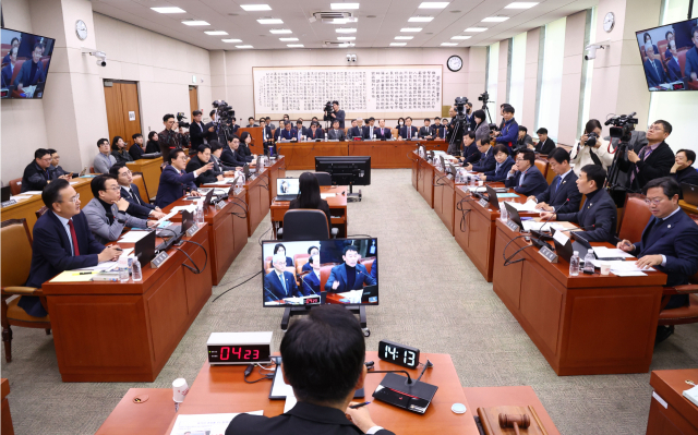 17일 국회에서 열린 비상계엄 사태 관련 법제사법위원회 전체회의 현안질의에서 여야당 의원들이 설전을 벌이고 있다. 연합뉴스