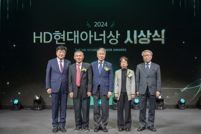 권오갑(왼쪽부터) HD현대 회장, 김병록 수상자, 백경학 푸르메재단 상임대표, 오영나 한국미혼모지원네트워크 대표, 김창기 HD현대아너상 심사위원장이 17일 HD현대 글로벌R&D센터에서 열린 제2회 HD현대아너상 시상식 후 기념 촬영을 하고 있다. 사진제공=HD현대