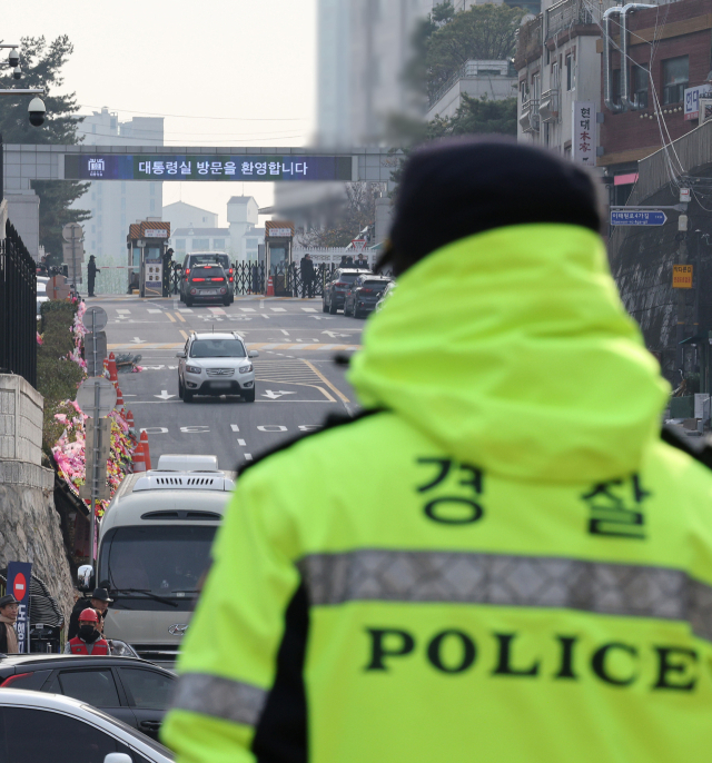 11일 서울 용산구 대통령실 출입문 앞 도로에 윤석열 대통령 지지자들이 보낸 화환이 놓여져 있다. 뉴스1