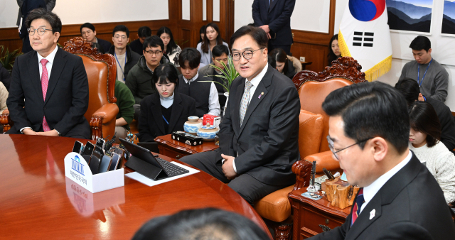 우원식(가운데) 국회의장이 17일 국회 의장실에서 여야 원내대표와 회동하고 있다. 권성동(왼쪽부터) 국민의힘 원내대표, 우 의장, 박찬대 더불어민주당 원내대표. 오승현 기자 2024.12.17