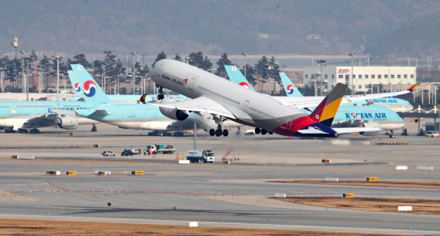 지난 11일 인천공항 계류장 및 활주로에 대한항공과 아시아나 비행기의 모습이 보이고 있다. 뉴스1