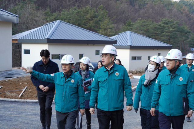 임상섭(앞줄 오른쪽 두번째) 산림청장이 내년 개장을 앞두고 있는 국립금산자연휴양림 사업지를 찾아 조성현장을 점검하고 있다. 사진제공=산림청