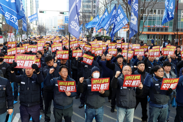 11일 오후 광주 서구 치평동 국민의힘 광주시당 앞에서 열린 금속노조 광주전남지부 총파업대회에서 조합원들이 윤석열 즉각 탄핵·구속을 촉구하는 구호를 외치고 있다. 연합뉴스