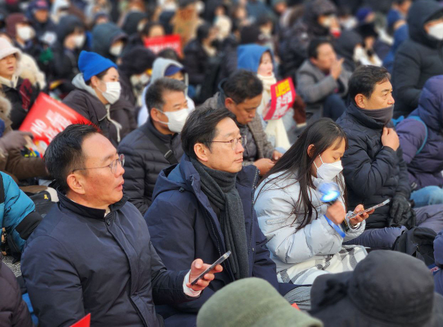 윤석열 대통령 탄핵소추안 표결 본회의가 열린 7일 김경수 전 경남지사가 국회 앞에서 열린 탄핵 촉구 집회에 참석해 자리하고 있다. 사진=김 전 지사 측