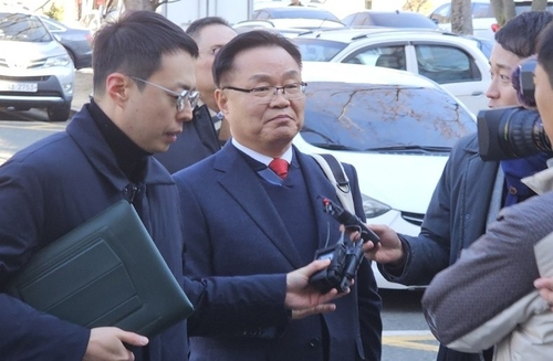 18일 항소심 선고를 앞두고 법원에 들어가는 홍남표 창원시장. 연합뉴스