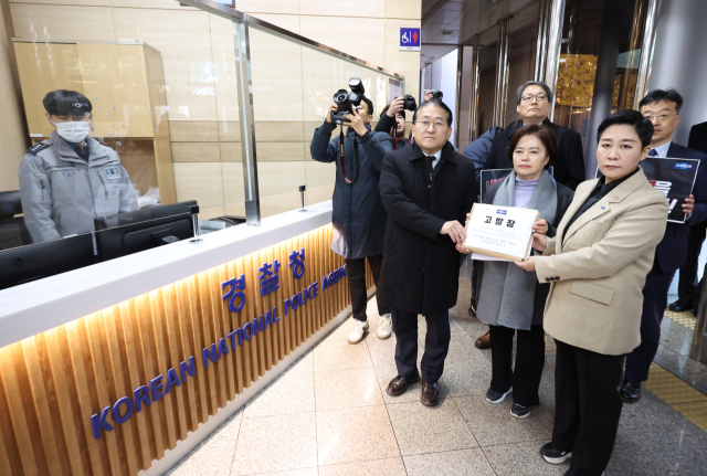 윤석열 대통령이 국회의 결의로 비상계엄을 철회한 이달 4일 조국혁신당 의원들이 윤 대통령과 김용현 국방부 장관 등에 대한 내란죄 및 반란죄 고발장을 국가수사본부에 접수하고 있다. 연합뉴스