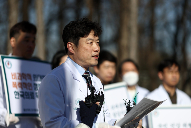 최창민 전국의과대학교수 비상대책위원회(전의비) 위원장이 18일 서울아산병원에서 열린 의대 증원 반대 피켓 시위에서 발언하고 있다. 연합뉴스