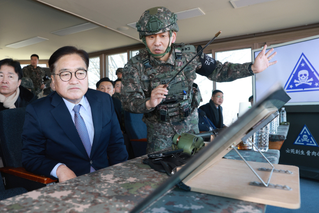 우원식(왼쪽) 국회의장이 18일 강원 철원군 3사단 백골 OP에서 정재열 3사단장에게 북측 지형에 대한 설명을 듣고 있다. 철원=국회사진기자단