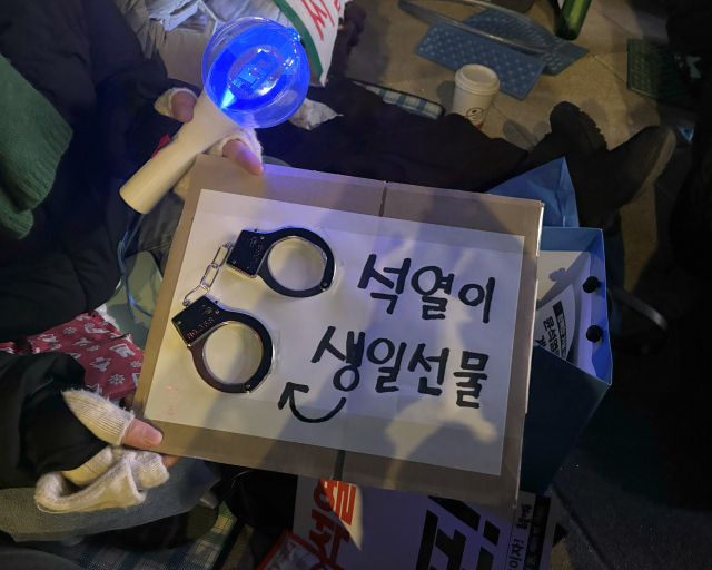 "탄생? 탄핵 축하 원해"…촛불집회서 尹 생일선물 경연대회