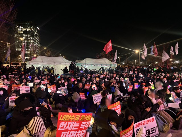 18일 서울 종로구 헌법재판소 인근에서 시민단체 촛불행동이 연 탄핵촉구집회가 진행되고 있다. 장형임기자