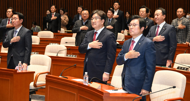 권성동 대표 권한대행 겸 원내대표를 비롯한 국민의힘 의원이 18일 국회에서 열린 비상의원총회에 참석해 국민의례를 하고 있다. 오승현 기자