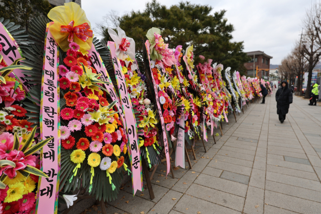 17일 오전 서울 종로구 헌법재판소 앞에 윤석열 대통령 지지 화환이 놓여 있다. 연합뉴스