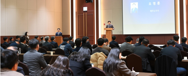 오영훈 제주특별자치도지사가 12일 한국해군과학기술학회 동계 학술대회에서 축사를 하며 해군의 과학기술력 증강과 국방우주의 중요성을 강조하고 있다. /사진 제공=해군과학기술학회