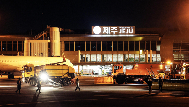 19일 새벽 제주국제공항 유도로에서 폭설에 대비한 제설훈련이 진행되고 있다. 제주=권욱 기자 2024.12.19