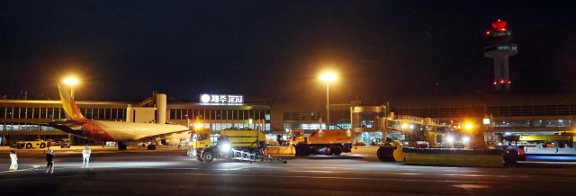 19일 새벽 제주국제공항 유도로에서 폭설에 대비한 제설훈련이 진행되고 있다. 이날 훈련에는 견인식 제설차, 일체식 제설차, 액상제설제 살포차, 고속송풍기 등 총 10대의 대형 제설장비가 동원됐다. 동절기에도 가장 많은 여객이 이용하는 제주공항은 2016년 기록적인 폭설로 인한 비정상운영 이후 제설장비를 대폭 확충하고 체계적인 대응책을 마련해 왔으며, 현재 인천공항을 제외한 국내공항 중 최대 규모의 제설장비를 보유하고 있다. 제주=권욱 기자 2024.12.19