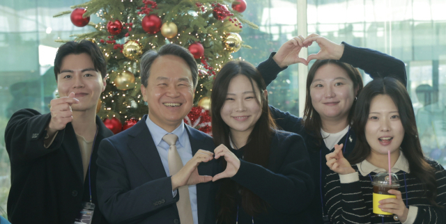 진옥동(왼쪽 두 번째) 신한금융 회장이 18일 신한금융 9개 그룹사가 참여한 공동 연수에서 신입직원들과 기념 촬영을 하고 있다. 사진 제공=신한금융