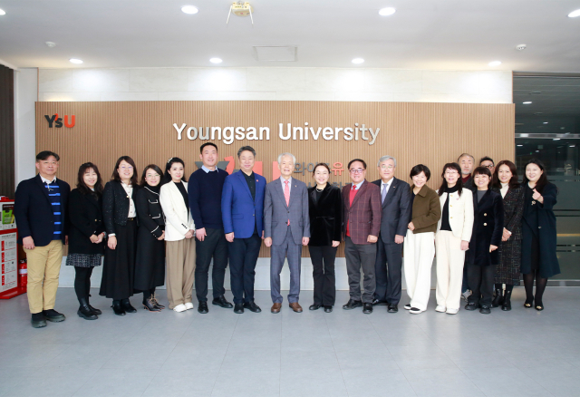 영산대학교가 지난 17일 해운대캠퍼스에서 중국 베이징시티대학과 협약을 맺고 기념촬영을 하고 있다. 사진제공=영산대