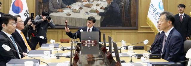 이창용 한국은행 총재와 금융통화위원들이 지난달 서울 중구 한국은행에서 열린 금융통화위원회에 참석해 있다. 연합뉴스