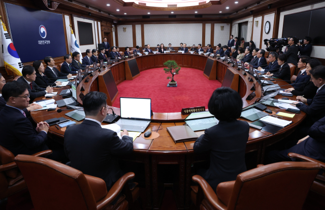 한덕수 대통령 권한대행 국무총리가 19일 정부서울청사에서 임시 국무회의를 주재하고 있다. 연합뉴스