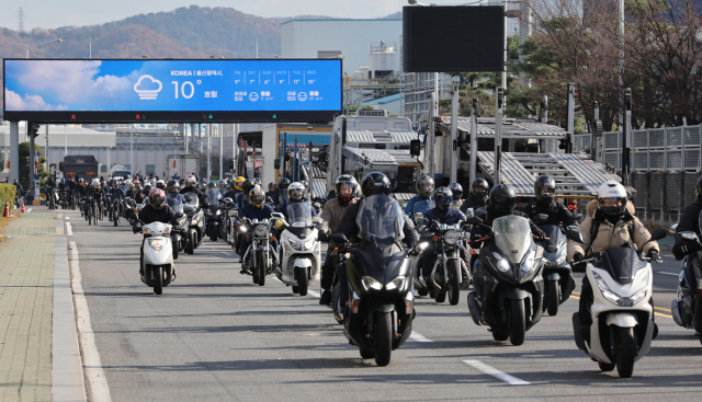 지난 5일 울산시 북구 현대자동차 명촌정문에서 근무자들이 퇴근하고 있다. 연합뉴스