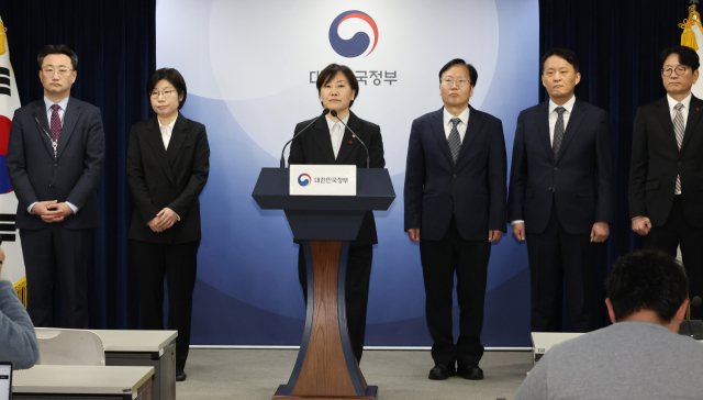 송미령 농림축산식품부 장관이 19일 서울 종로구 정부서울청사에서 정부로 이송된 양곡관리법 일부개정법률안을 비롯한 농식품부 소관 법률안과 관련해 국회에 재의를 요구하기로 결정했다는 발표를 하고 있다. 연합뉴스