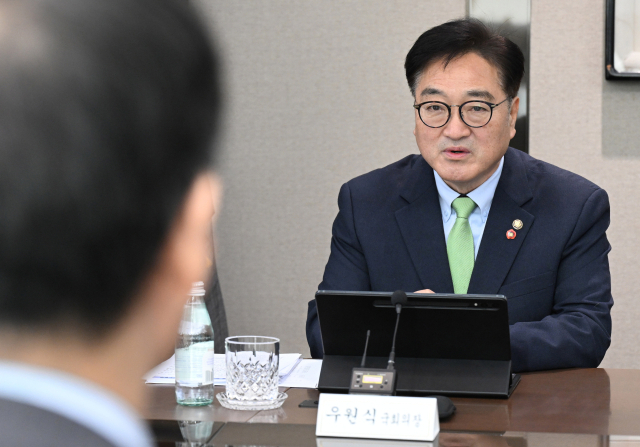 우원식 국회의장이 19일 서울 한국은행 본관을 방문해 이창용 한국은행 총재와 면담하고 있다. 국회사진기자단