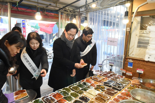 강성천 경과원장(오른쪽 세번째)이 19일 전통시장을 찾아 물건을 구매하고 있다. 사진 제공=경과원