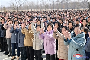 北 압록강 수재민, 4달 평양살이 마무리하며 김정은에게 단체 감사 편지