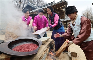 [사진] 한파 녹이는 동지 팥죽