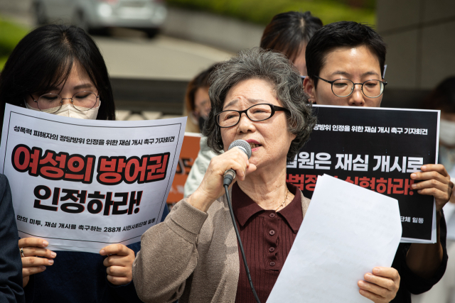 서울 서초구 대법원 앞에서 열린 성폭력 피해자의 정당방위 인정을 위한 재심 개시 촉구 기자회견에서 ‘56년 만의 미투’ 당사자인 최말자 씨가 발언하고 있다. 뉴스1