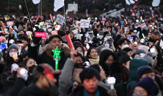 윤석열 대통령에 대한 탄핵소추안이 가결된 14일 오후 서울 여의도공원에서 윤석열 즉각 탄핵 범국민 촛불대행진에 참여한 시민들이 응원봉을 들고 기뻐하고 있다. 뉴스1