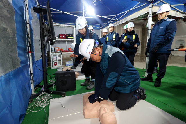 김보현 대우건설 대표이사가 서울 서초구 강남데이터센터현장을 찾아 안전점검을 실시하며 심폐소생술을 시연하고 있다. 사진제공=대우건설