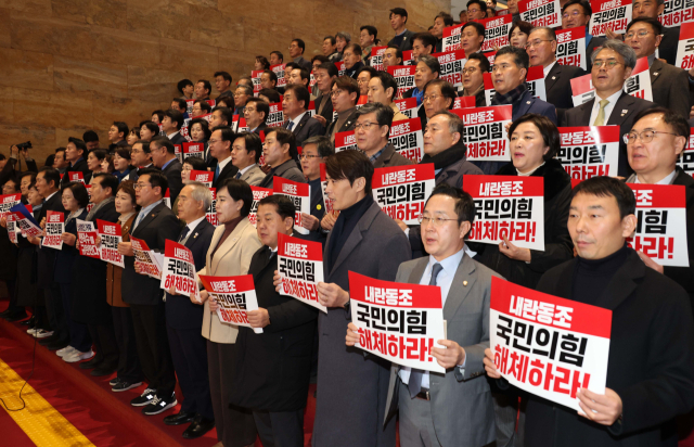 박찬대 원내대표를 비롯한 더불어민주당 의원들이 20일 국회에서 한덕수 대통령 권한대행(국무총리)과 국민의힘을 규탄하는 구호를 외치고 있다. 오승현 기자