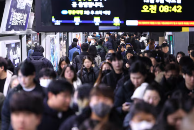 서울 지하철 1호선 역사 안이 출근길 이용객들로 붐비고 있다. /뉴스1