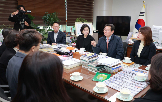 이상일 용인시장이 20일 시청에서 관내 학부모 등과 경기형 과학고 신규 예비지정 공모 탈락 후 공교육 강화방안을 논의하고 있다. 사진 제공 = 용인시