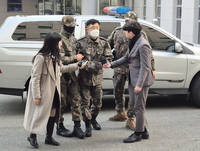 12·3 비상계엄 사태 당시 중앙선거관리위원회에 병력을 투입하고 사전모의에 가담한 혐의를 받는 문상호 정보사령관이 이달 20일 오후 서울 중앙지역군사법원에서 영장실질심사에 출석하기 위해 법정으로 향하고 있다. 연합뉴스