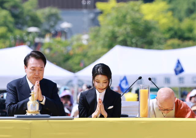 윤석열 대통령과 김건희 여사가 지난 5월 19일 경기도 양주시 회암사지에서 열린 '회암사 사리 이운 기념 문화축제 및 삼대화상 다례재'에서 조계종 총무원장 진우스님과 함께 헌등하고 있다. 연합뉴스