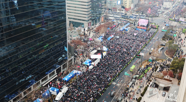 21일 서울 종로구 광화문 동화면세점 앞에서 대한민국바로세우기국민운동본부 주최로 '대통령 탄핵 반대 자유민주주의 수호 광화문 국민혁명대회'가 열리고 있다. 연합뉴스