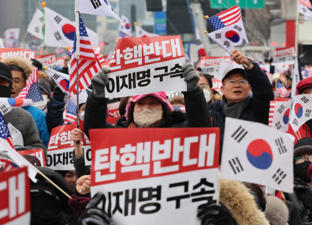 21일 서울 종로구 광화문 동화면세점 앞에서 대한민국바로세우기국민운동본부 주최로 '대통령 탄핵 반대 자유민주주의 수호 광화문 국민혁명대회'가 열리고 있다. 연합뉴스