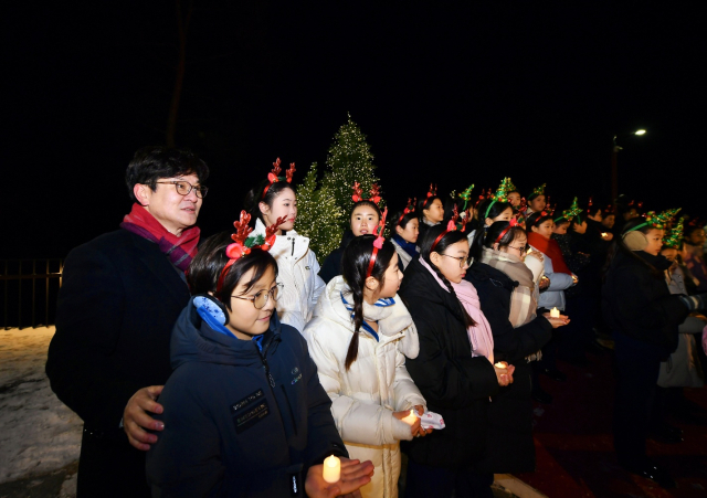 김병수 김포시장(왼쪽)이 21일 김포 애기봉에서 김포시 소년소녀합창단과 함께 점등식을 진행하고 있다. 사진 제공=김포시